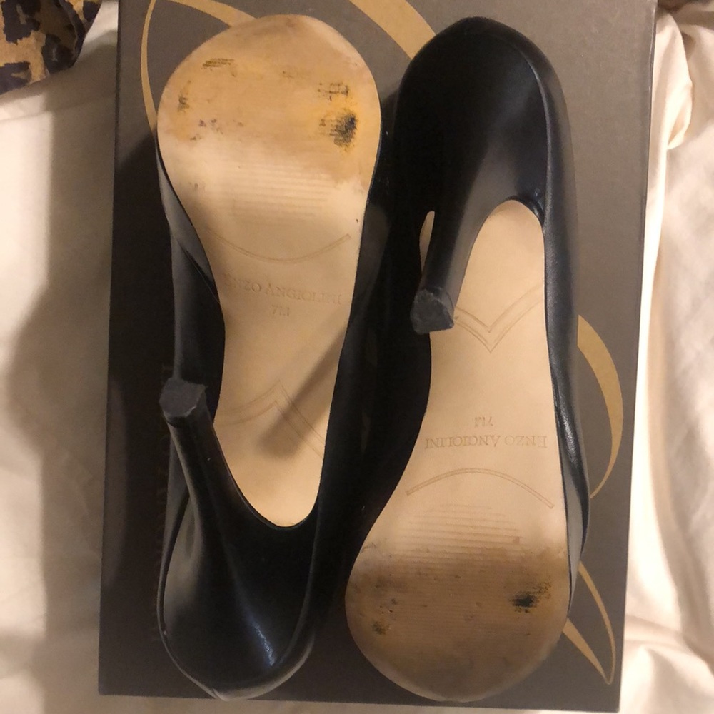 Black Pumps - Picture 3 of 4